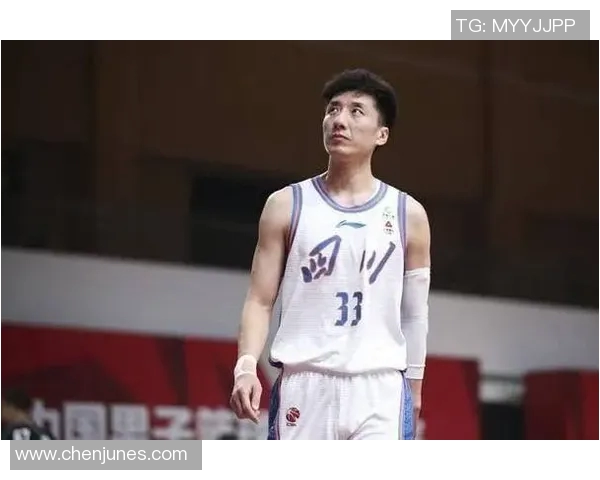 韩硕：从篮球场上的新星到职业生涯的多重转折与成长之路