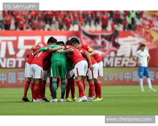 恒大与上港激战正酣球迷热情高涨精彩瞬间回顾